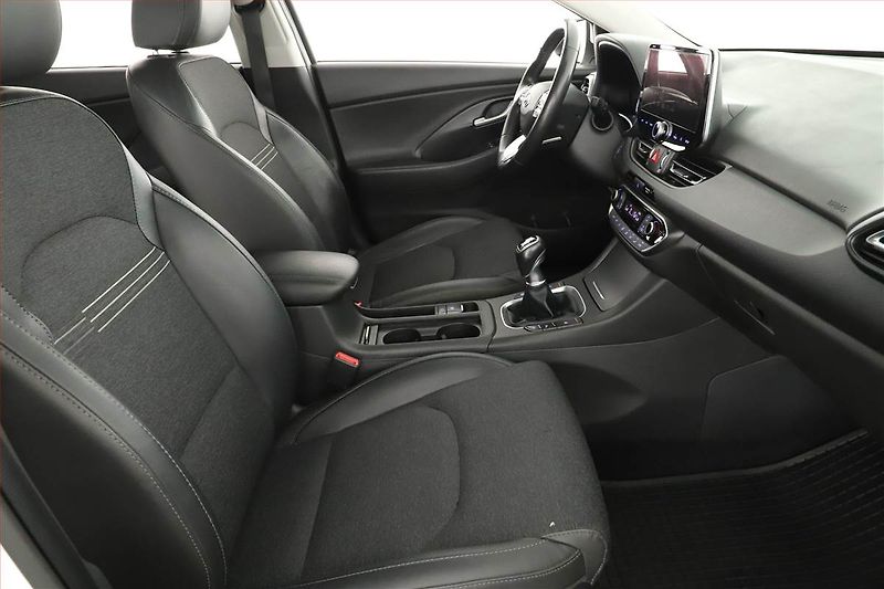Hyundai i30 (2022) Style 1.5 T-GDI MHEV, ČR,1.maj - fotka 7 z 15