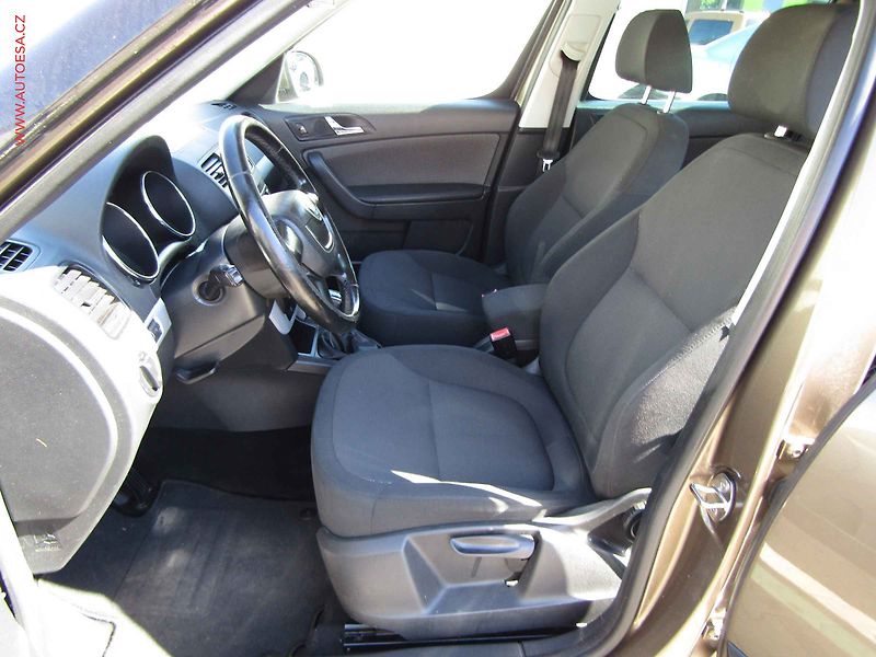 Škoda Yeti (2010) 2.0 TDi 4x4, AC, tempo, park - fotka 9 z 17