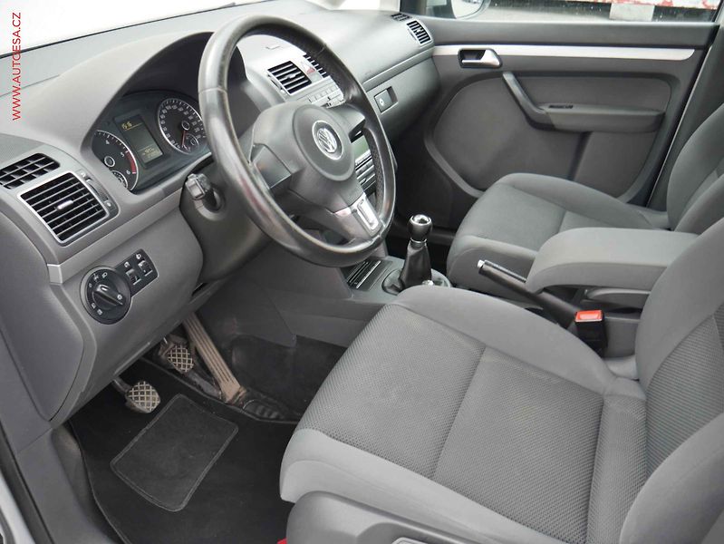 Volkswagen Touran (2011) 1.6TDi, ČR, autoAC - fotka 9 z 13