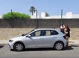 Pokud se v letním horku přehřívá motor a nepomůže pauza, dolití chladící kapaliny a kontrola, jedná se o závažnější poruchu. Nejlepším krokem je zavolat odtah a cesta do servisu.