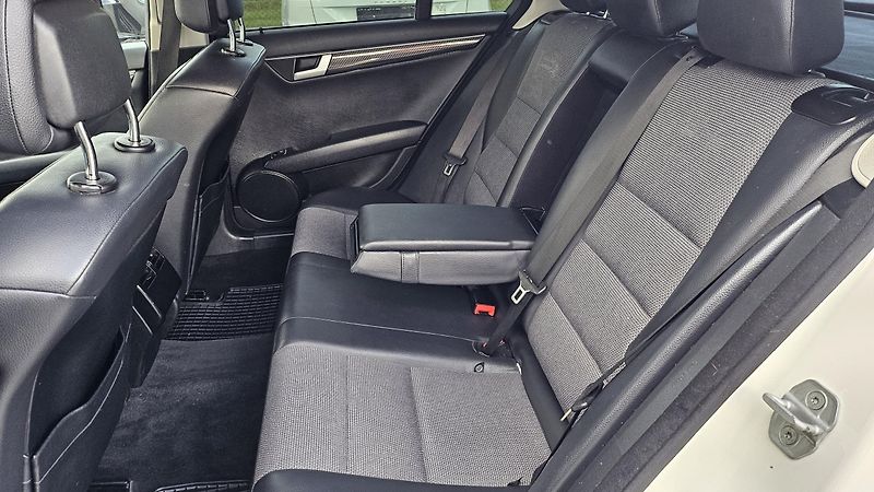 Mercedes-Benz Třídy C 2.2CDi AUT AVANDGARDE  - fotka 12 z 23