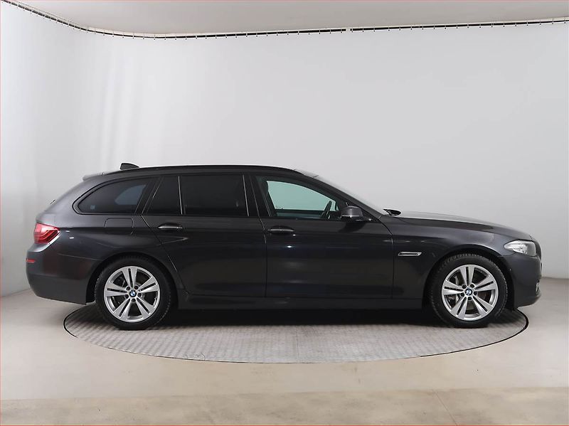 BMW Řada 5 (2015) 530d xDrive, 4X4, Automat - fotka 6 z 21