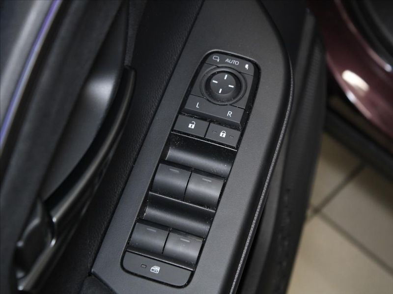 Toyota C-HR 2,0 Hybrid 178k.4x4 GR 6320km! - fotka 16 z 28