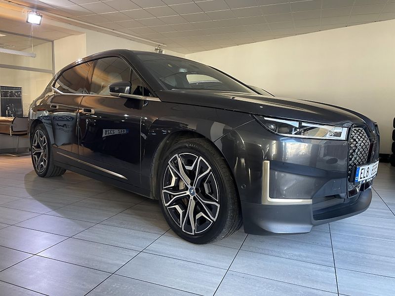 BMW iX (2022) XDrive 40 - fotka 9 z 30