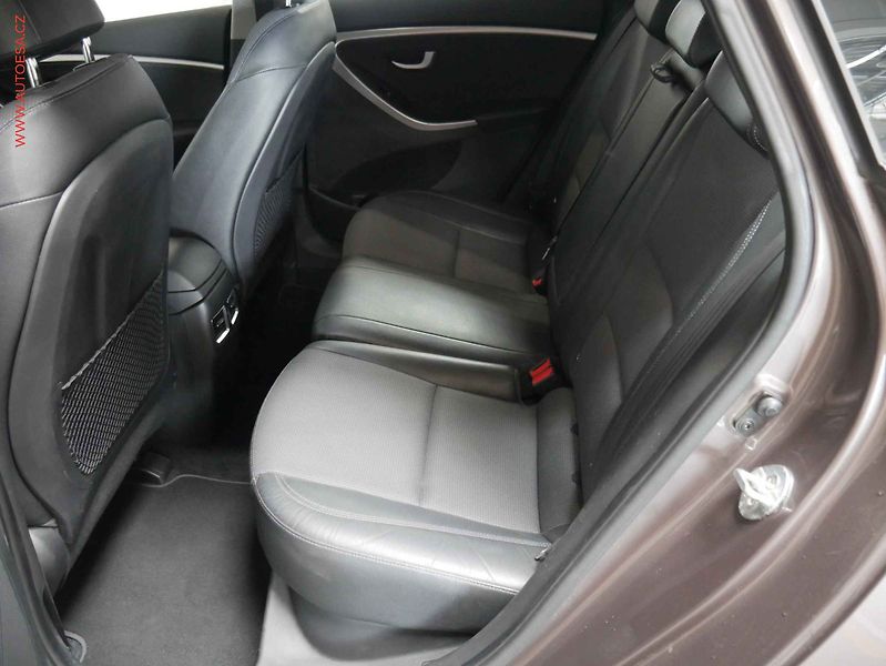 Hyundai i30 (2015) 1.6GDi, 1.maj,ČR, servis - fotka 10 z 21