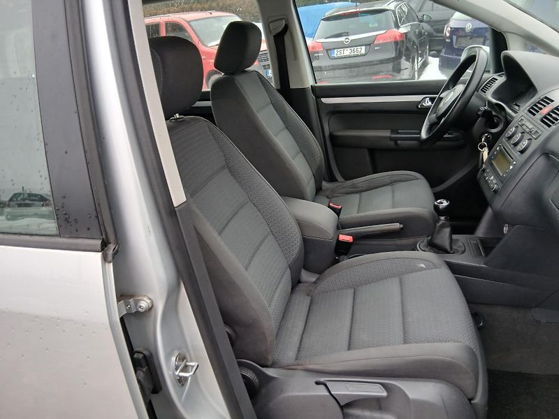 Volkswagen Touran 1.6 FSI, ALU - fotka 20 z 27