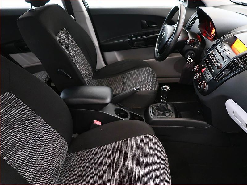 Kia Ceed (2009) 1.6 CRDi, nová STK, rezervace - fotka 9 z 13