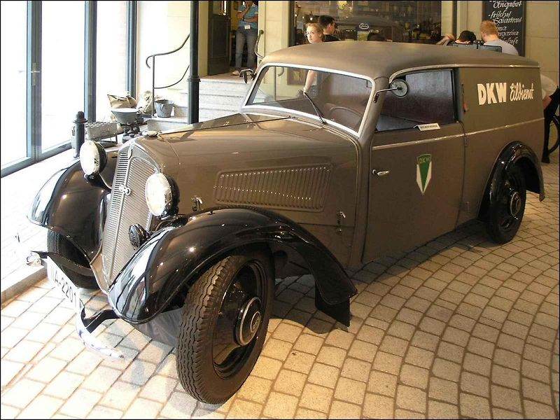 Vozy DKW F8 se v německém Zwickau vyráběly ve dvou časových etapách. Před II. světovou válkou a po jejím skončení. To už ale jako značka IFA.