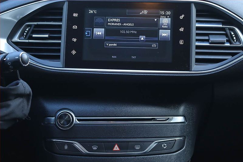 Peugeot 308 (2015) 1.6 e-HDi, Navi, Tempomat - fotka 12 z 21