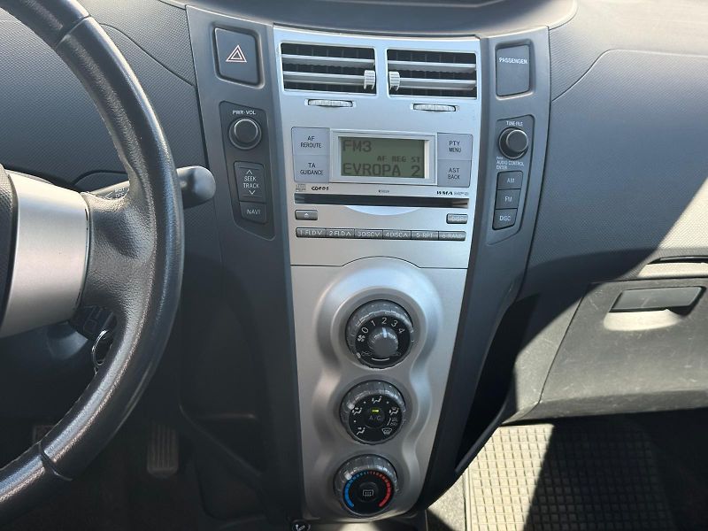Toyota Yaris 1.3 VVT-i 64kW - fotka 19 z 26