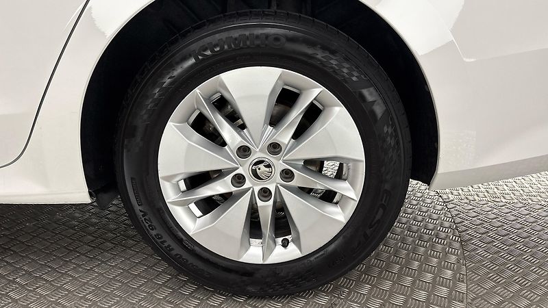 Škoda Octavia 2.0 TDI Ambition Combi - fotka 19 z 24