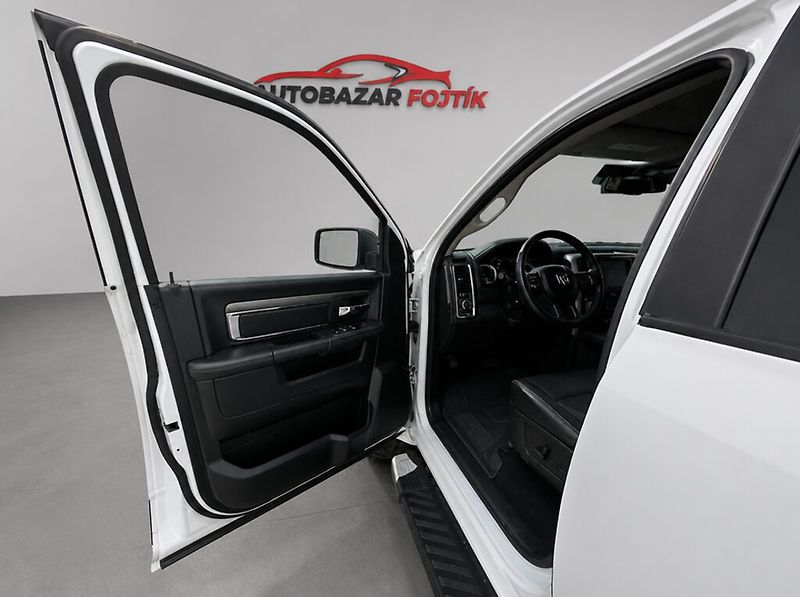 Dodge RAM 1500 (2018) 5.7 HEMI V8 Sport Crew Cab 4×4 - fotka 9 z 24