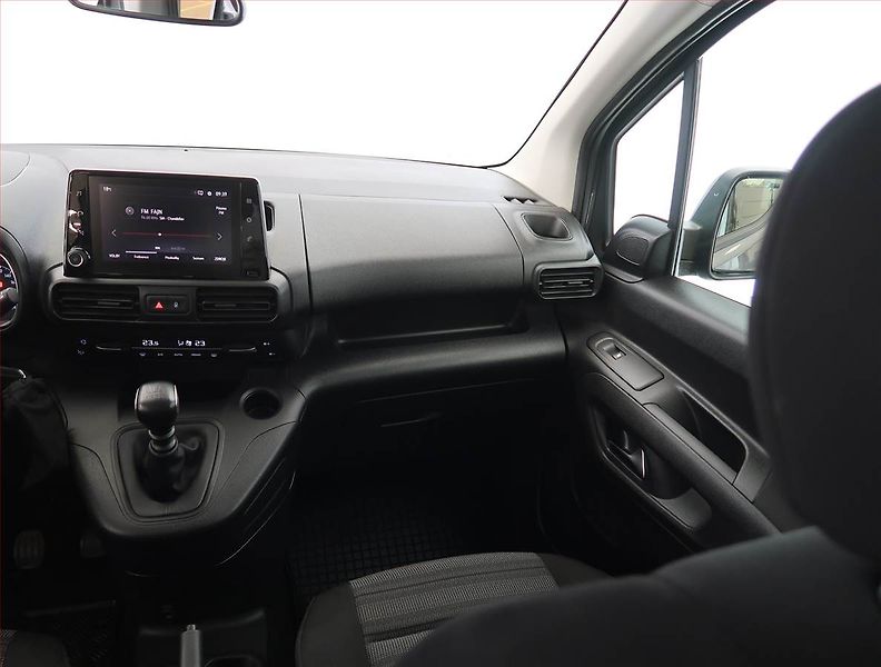 Opel Combo (2021) Maxi Edition 1.2 Turbo, 7Míst - fotka 8 z 24