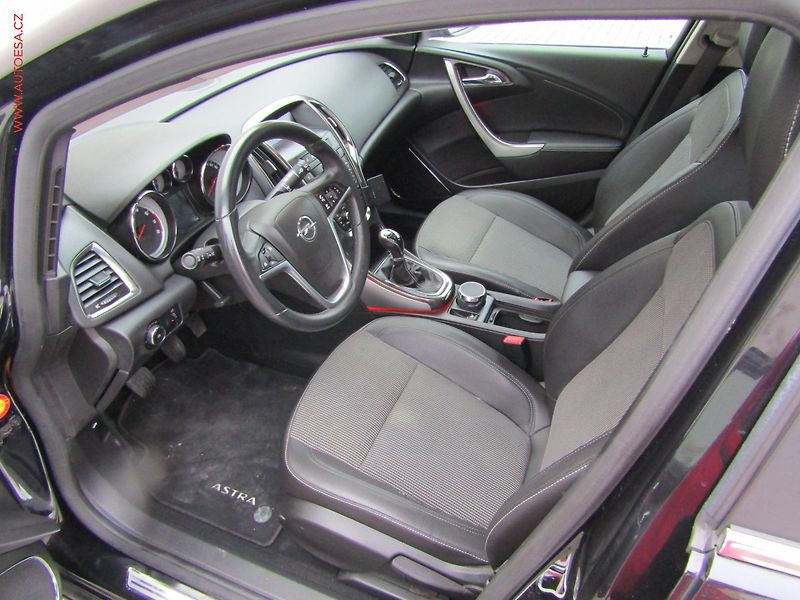 Opel Astra (2010) 1.4T, Cosmo, bixen - fotka 9 z 16