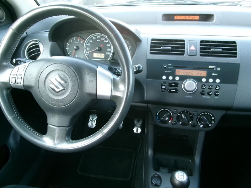 Suzuki Swift (2007) 1,3i KLIMA VÝHŘEV - fotka 19 z 22