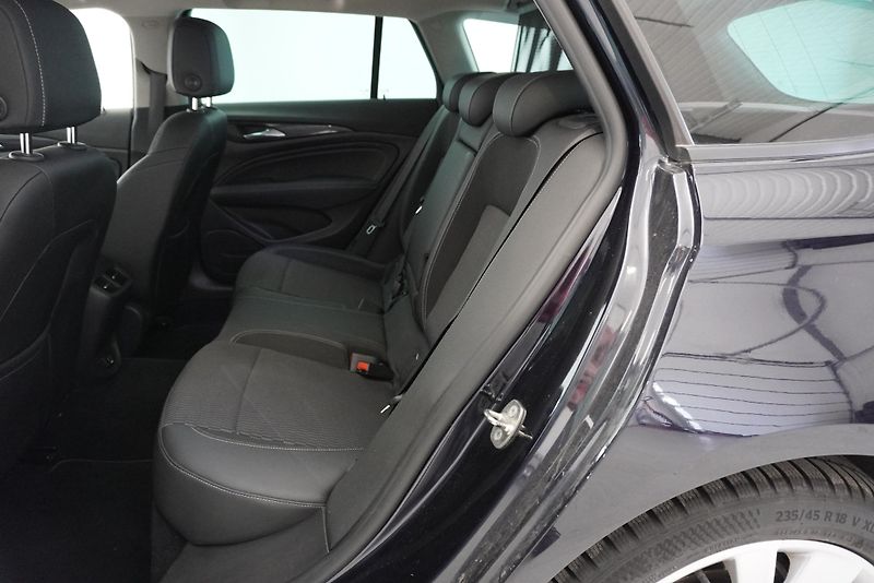 Opel Insignia 2,0T 154kW SPORTS TOURER 4X4 - fotka 26 z 32