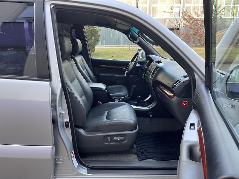 Toyota Land Cruiser 120 3,0D 4WD/automat 8-míst/ČR - fotka 27 z 39