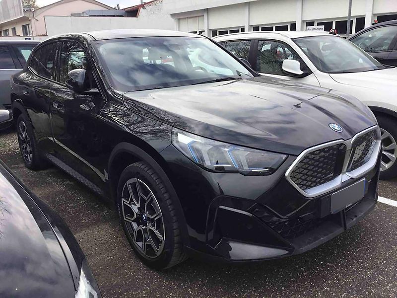 BMW iX2 (2024) xDrive30 - fotka 1 z 12