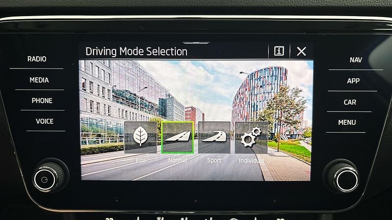 Škoda Superb 2.0 TDI DSG Style Combi - fotka 28 z 28