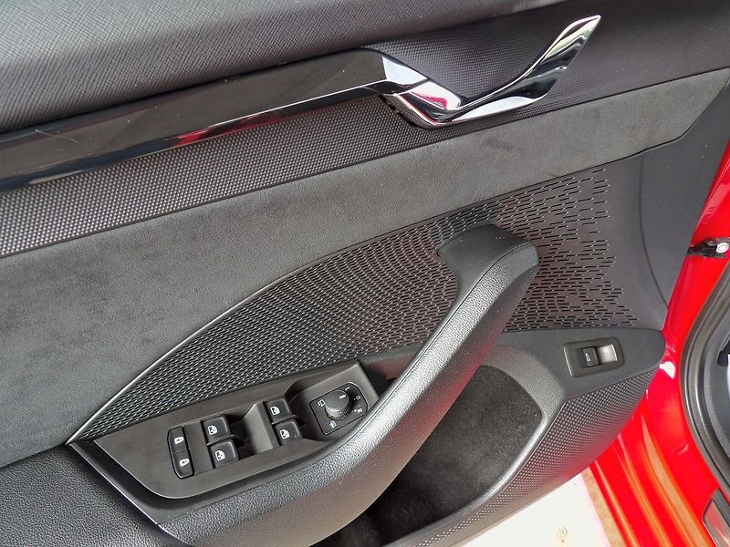 Škoda Octavia 2.0 TSI 180kW DSG RS ČR DPH - fotka 17 z 29