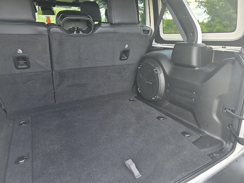 Jeep Wrangler (2024) Sahara Unlimited - fotka 4 z 9