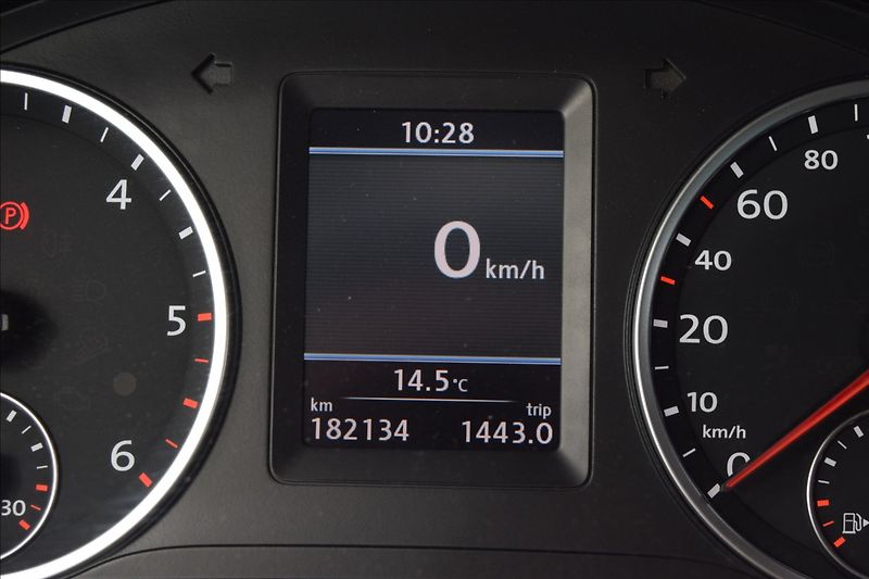 Volkswagen Tiguan 2,0 TDi 81KW R-LINE - fotka 31 z 51