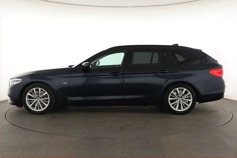 BMW Řada 5 (2017) 530d xDrive, 4X4, Automat - fotka 3 z 21
