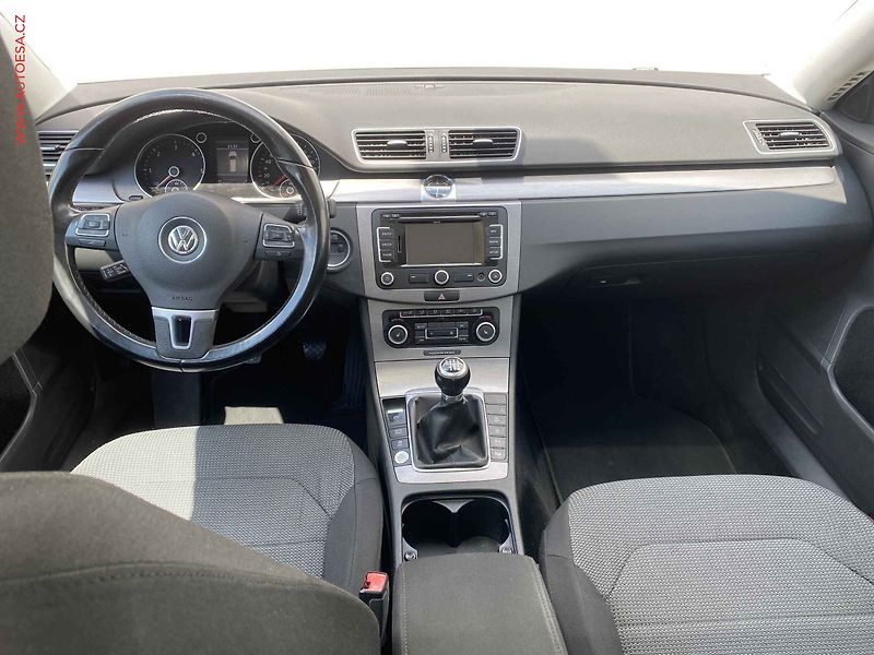 Volkswagen Passat (2011) 2.0 TDI, Comfortline, navi - fotka 8 z 19