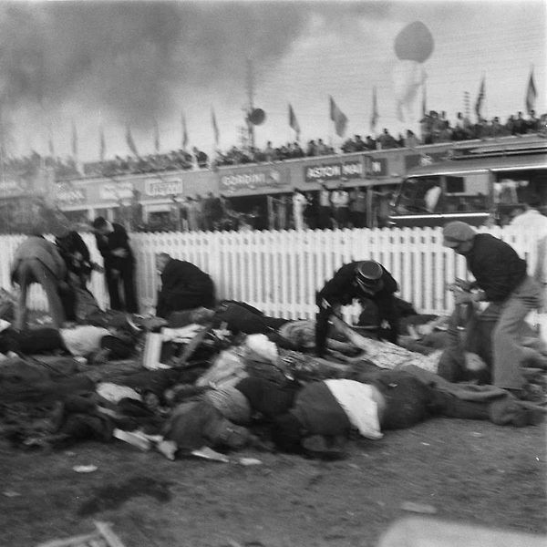 Le Mans 11. června 1955, okamžiky po katastrofě. Po nehodě závod i přes chaos pokračoval, protože funkcionáři se obávali, že hromadný odchod diváků by zablokoval cesty a na místo by se nedostali záchranáři.