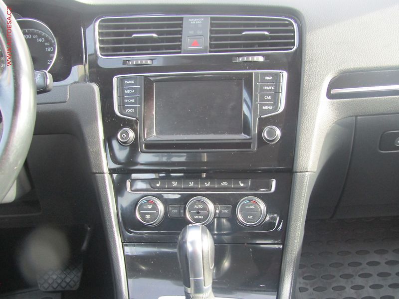 Volkswagen Golf (2015) 1.6TDi, ČR, DSG, park.asist - fotka 10 z 20