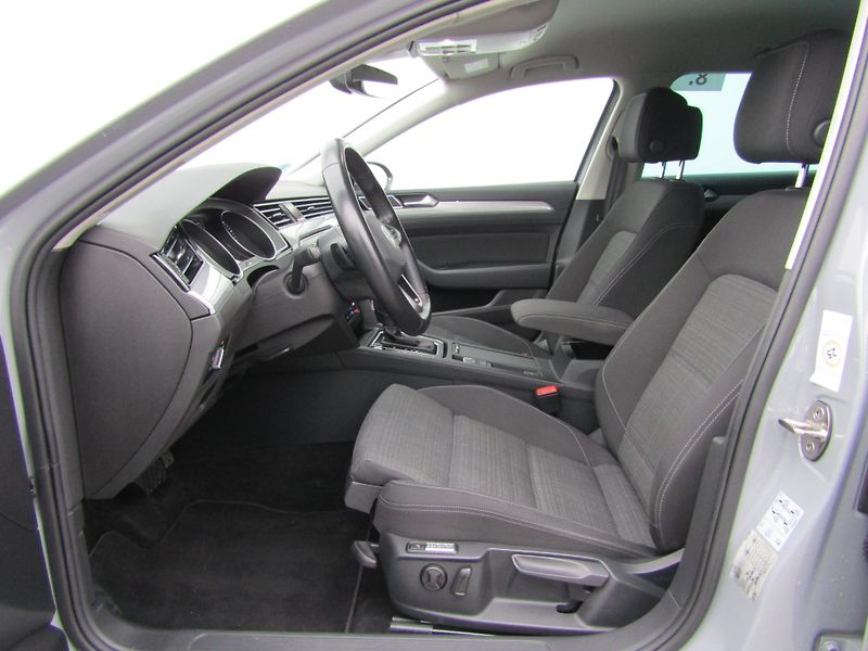 Volkswagen Passat Business 2.0 TDI 110KW DSG Var - fotka 19 z 30