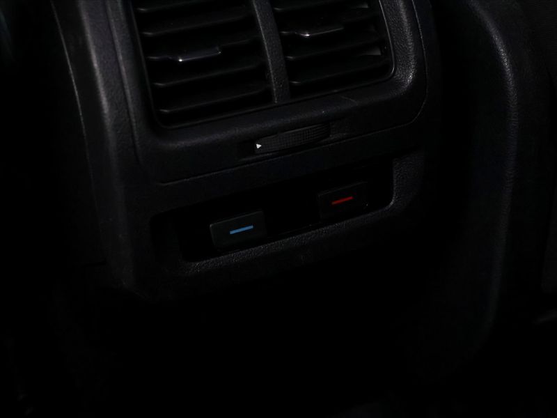Volkswagen Touran 2,0 TDI 110kW R-Line DSG CZ - fotka 16 z 38
