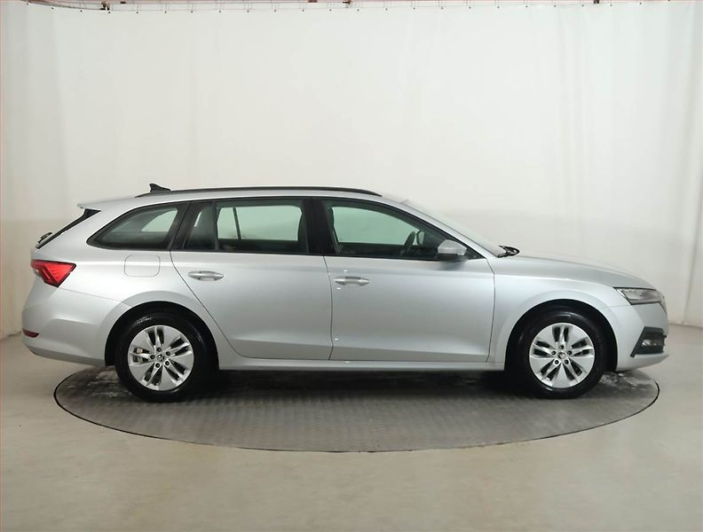 Škoda Octavia (2023) Ambition 2.0 TDI, ČR,1.maj - fotka 6 z 18