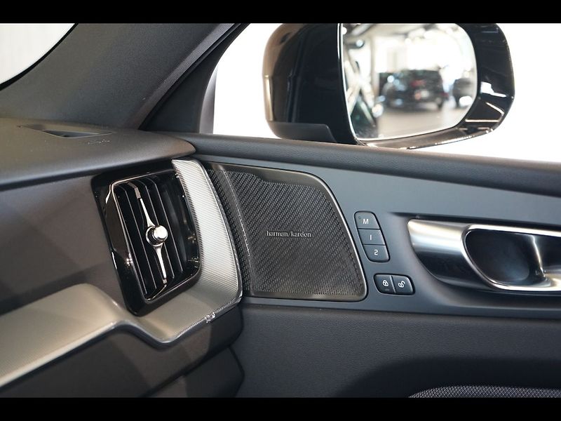 Volvo XC60 T8 PLUS Black Edition, 360°,HK - fotka 41 z 47