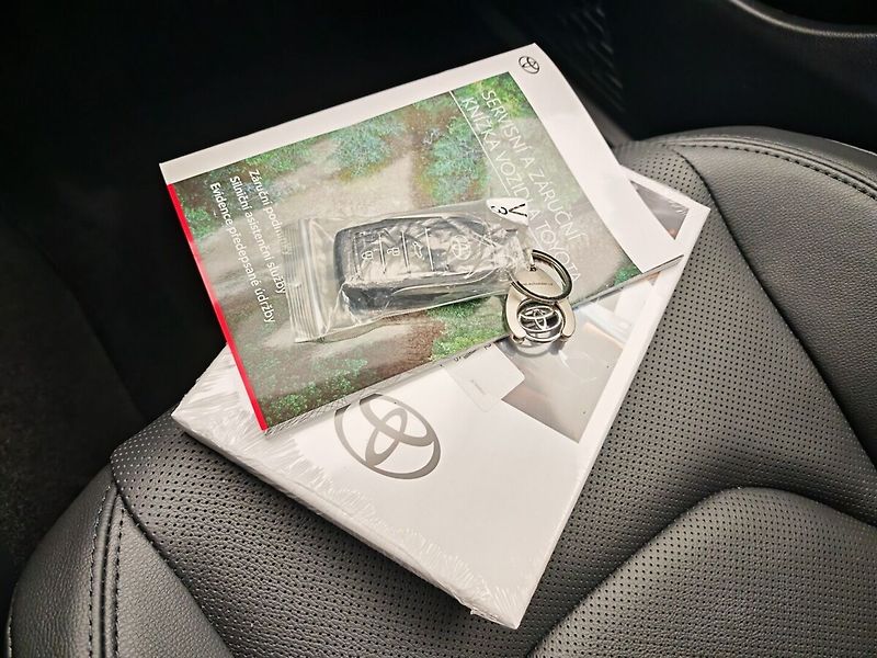 Toyota C-HR 2.0 Plug - in Hybrid ( 220k ) - fotka 37 z 37