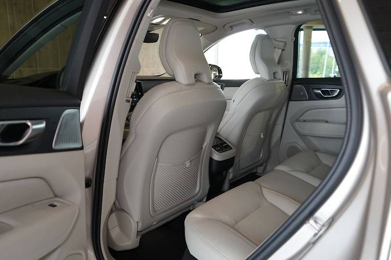 Volvo XC60 B5 ULTRA Dark, Bowers, Masáž - fotka 41 z 46