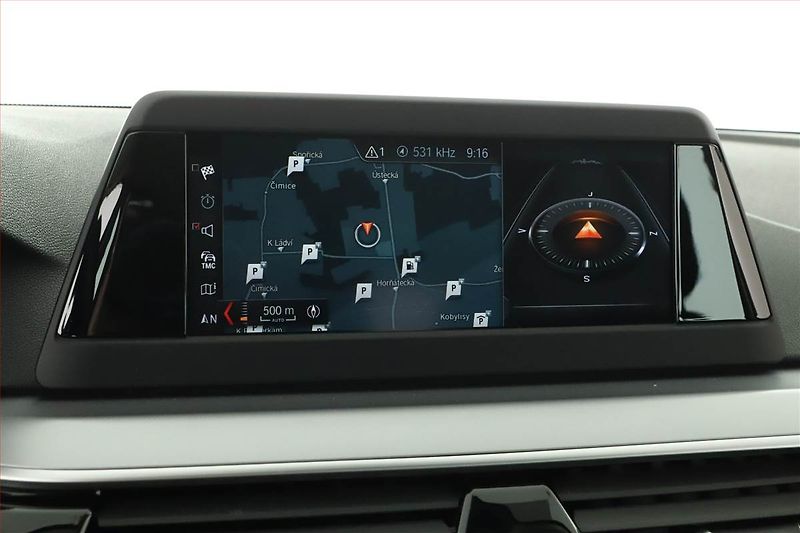 BMW Řada 5 (2017) 520d xDrive, 4X4, Automat - fotka 12 z 19