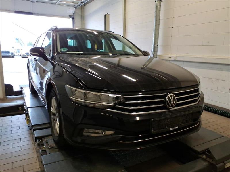 Volkswagen Passat 2,0 TDI TAŽNÉ KAMERA KEYLESS - fotka 2 z 9