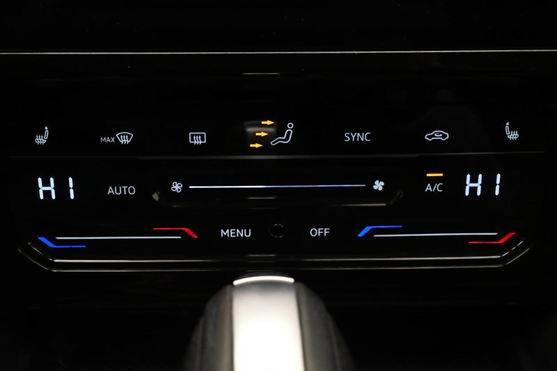 Volkswagen Passat 2,0 TDI 110 kW DSG Elegance Zá - fotka 21 z 33