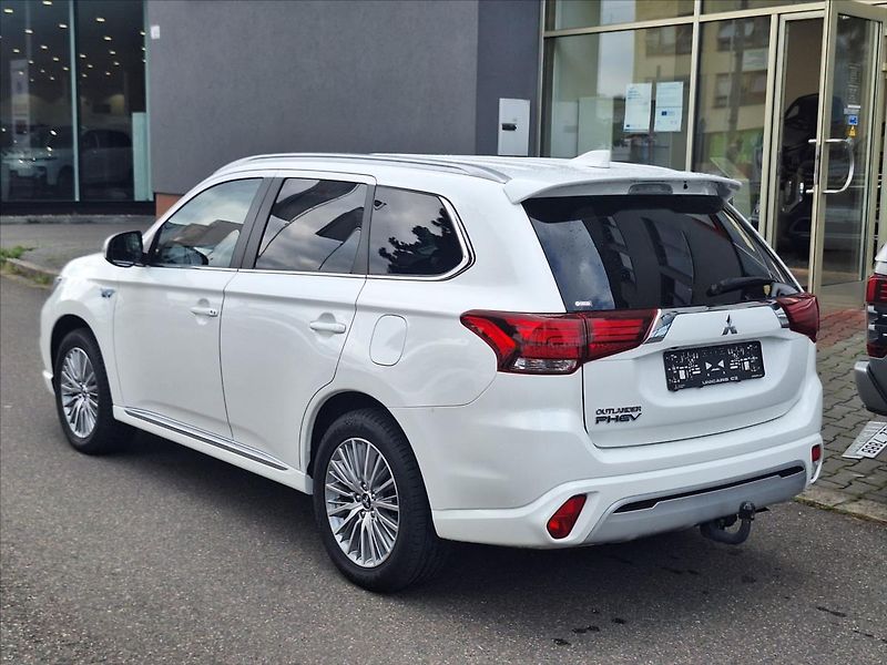 Mitsubishi Outlander 2,4 PHEV  Inform 4WD DPH - fotka 5 z 16