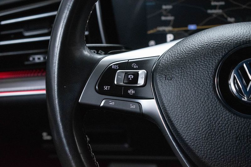 Volkswagen Touareg 3.0TDI R-LINE*TAŽNÉ*WEBASTO*ČR - fotka 33 z 49