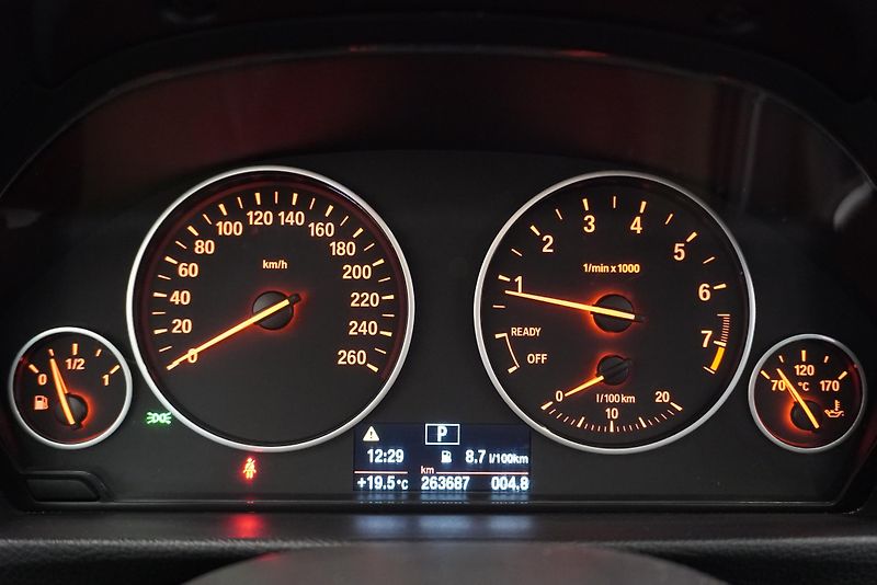 BMW Řada 3 320i LUXURY LINE AUTOMAT - fotka 20 z 35