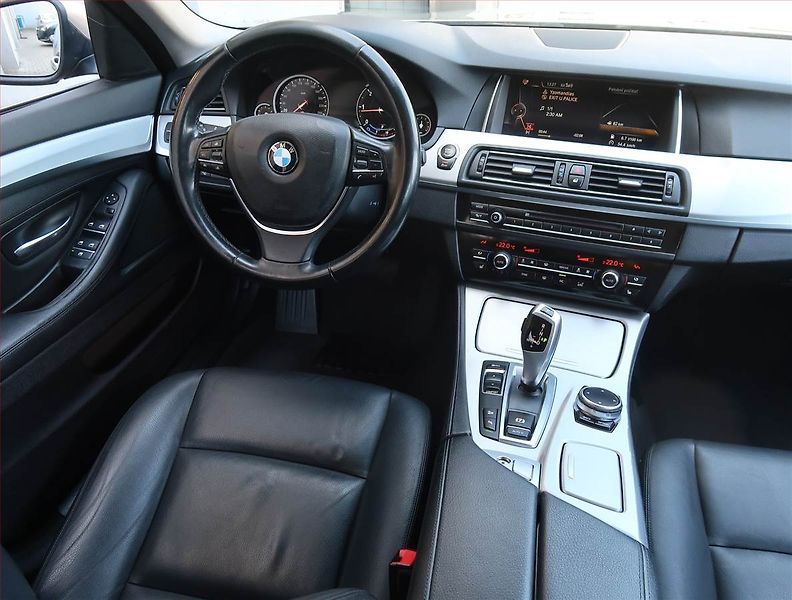 BMW Řada 5 (2016) 525d xDrive, 4X4, Automat - fotka 7 z 14