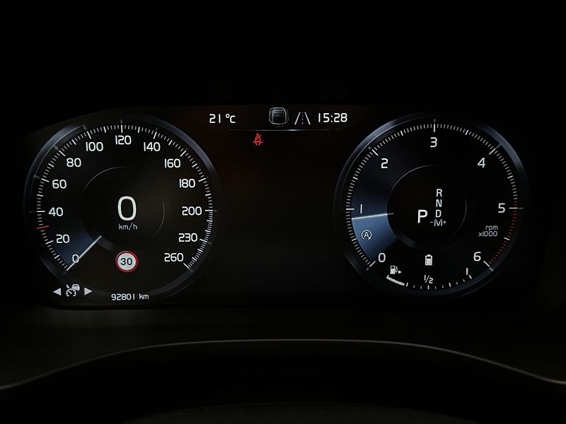 Volvo XC60 B4 AWD MOMENTUM AUT REZERVACE - fotka 17 z 45