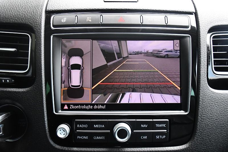 Volkswagen Touareg 3.0TDi V6 4M R-LINE TAŽNÉ ČR - fotka 35 z 44