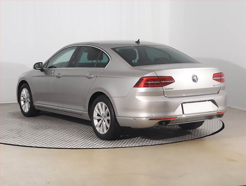 Volkswagen Passat (2015) 1.8 TSI, Automat, Serv.kniha - fotka 4 z 24