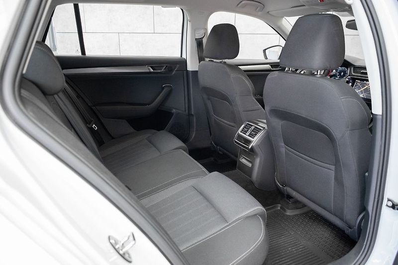 Škoda Superb 2.0 TDI REZERVACE - fotka 13 z 43