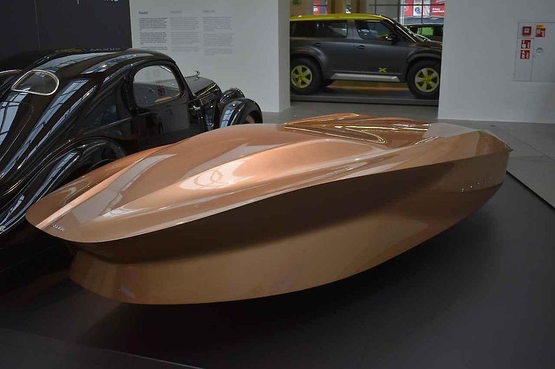 Designová socha na výstavě ve Škoda Muzeu