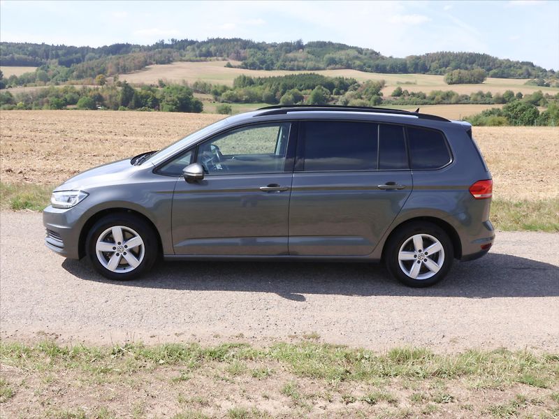 Volkswagen Touran 2,0 TDI 110kW DSG LED 1.Maj. - fotka 4 z 24