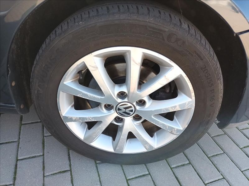 Volkswagen Golf 1,6 75kw,AUTOMAT,SERVISKA - fotka 23 z 35